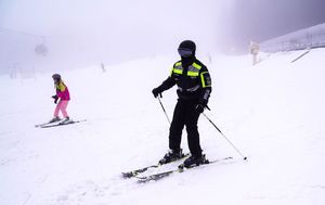 Policjanci podczas festynu zimowego pod tytułem bezpieczeństwo na stokach