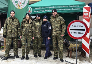 Policjanci podczas festynu zimowego pod tytułem bezpieczeństwo na stokach