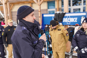 Policjanci podczas festynu zimowego pod tytułem bezpieczeństwo na stokach