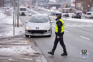 Policjanci podczas kontroli drogowych, kontrolują pojazdy osobowe