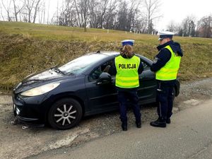 Policjanci podczas kontroli drogowych, kontrolują pojazdy osobowe