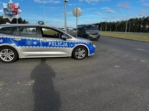 Policjanci podczas kontroli drogowych, kontrolują pojazdy osobowe