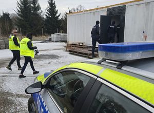 POLICJANCI I STRAŻNICY GRANICZNI PROWADZĄ ZATRZYMANYCH