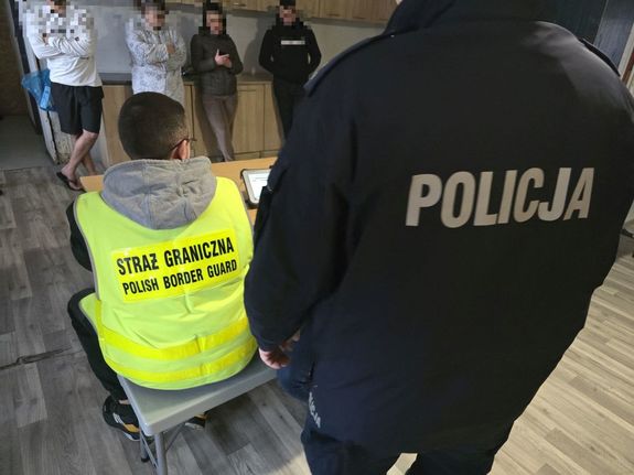 POLICJANCI I STRAŻNICY GRANICZNI PROWADZĄ ZATRZYMANYCH