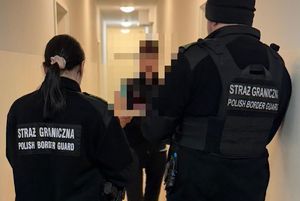 POLICJANCI I STRAŻNICY GRANICZNI PROWADZĄ ZATRZYMANYCH