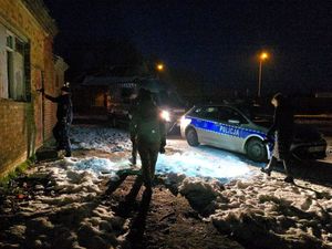 wspólne działania głogowskich policjantów, pracowników CUS oraz ratowników z OSP JRS na rzecz osób w kryzysie bezdomności