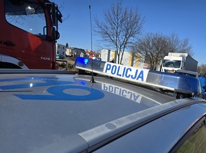 radiowóz policyjny patrolujący drogi