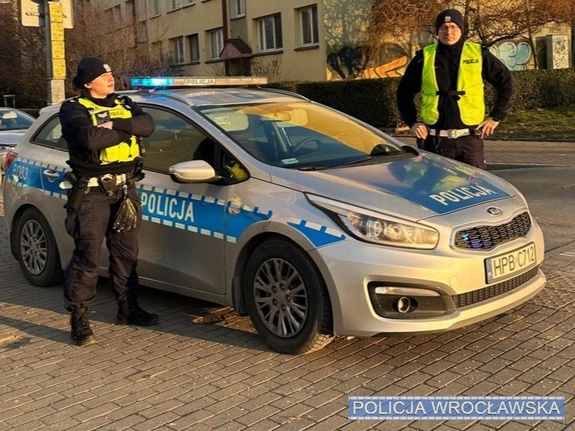 Policjanci z wrocławskiej drogówki uratowali życie 39-latka, który podjął desperacki krok