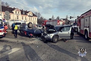 Uwaga wypadek-młoda kobieta wjechała na skrzyżowanie pomimo czerwonego sygnału na sygnalizatorze