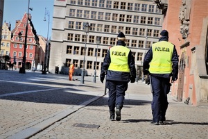 patrol pieszy, policjantka z policjantem idą rynkiem wrocławskim