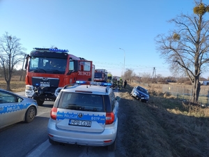 Straż pożarna i policja działają po wypadku drogowym