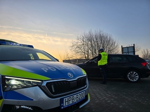 policjanci kontrolują kierowców samochodowych