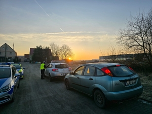 policjanci kontrolują kierowców samochodowych