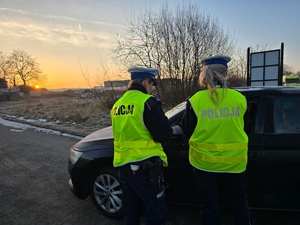 policjanci kontrolują kierowców samochodowych