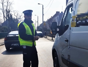 policjant sprawdza busa