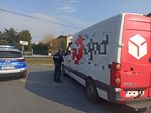 policjanci kontrolują kierowców busów kurierskich