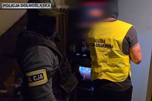 policjant i celnik stoją obok maszyny do gier