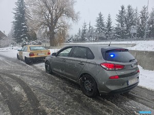 policjanci prowadzą kontrolę kierujących podczas akcji