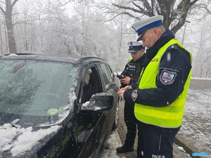 policjanci prowadzą kontrolę kierujących podczas akcji