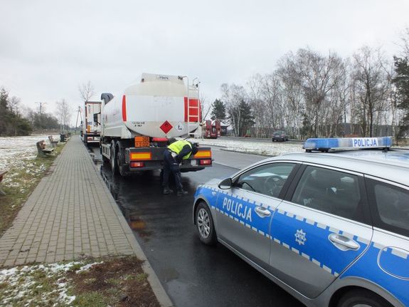 policjanci kontrolują ciężarowe pojazdy