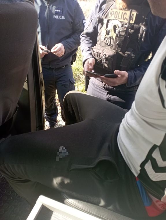 policjanci legitymują zatrzymanego