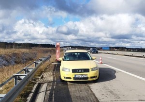 żółty samochód osobowy na poboczu autostrady