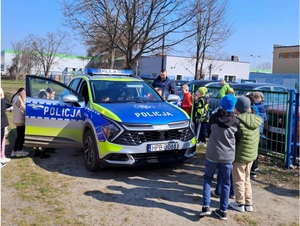 dzieci z policjantami podczas pierwszego dnia wiosny - festyn