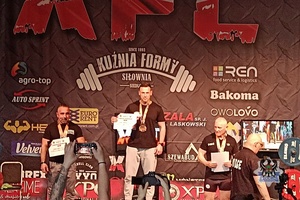 trzech mężczyzn na podium