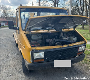 samochód techniczny iveco z podniesioną maską