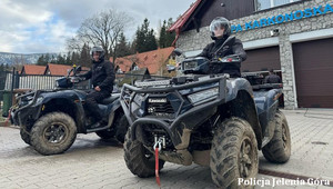 dwaj policjanci siedzą na quadach