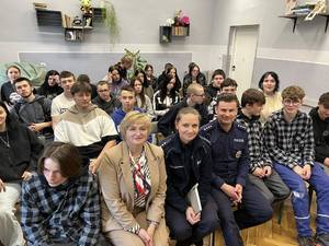Spotkanie edukacyjne z uczniami z Ochotniczego Hufca Pracy z Mysłakowic w zakresie przeciwdziałania handlowi ludźmi