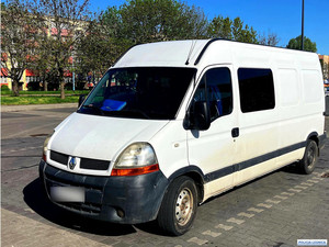 biały bus stojący na poboczu