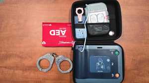 Policjanci odzyskali skradziony defibrylator AED – 21-letni sprawca usłyszał zarzut