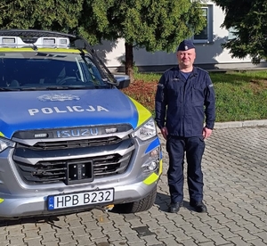 policjant przy radiowozie