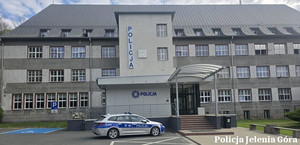 radiowóz przed budynkiem komendy policji