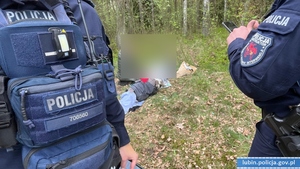 Policjanci w miejscu odnalezienia mężczyzny