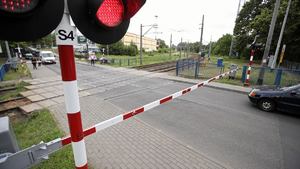 Wjechał skodą na przejazd gdy zamykały się rogatki