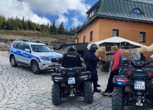 policjanci kontrolują mężczyznę przy quadzie