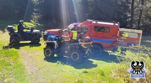 policjant na quadzie obok pracownik Górskie Ochotnicze Pogotowie Ratunkowe na quadzie