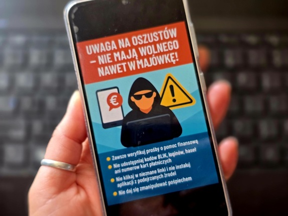 ręka trzymająca telefon