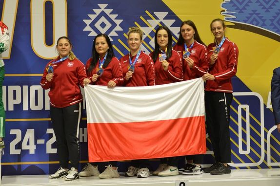 Drużyna polskiej policji na podium