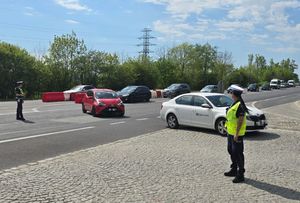 policjant i policjantka kierują ruchem