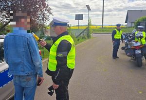 policjant kontrolujący trzeźwość mężczyzny