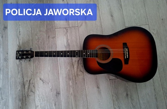 gitara leżąca na podłodze