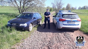 policjant radiowóz i porzucone auto