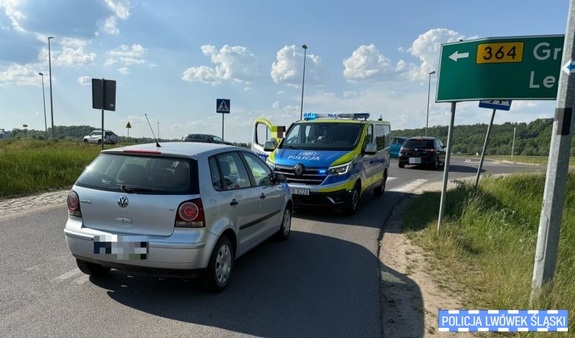 radiowóz przed zatrzymanym samochodem osobowym