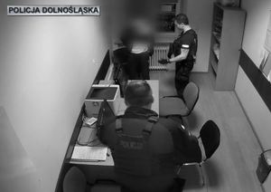 Policjanci przesłuchują zatrzymanego