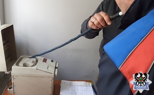 mężczyzna ma robiony pomiar alkoholu w wydychanym powietrzu