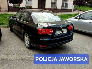 czarny samochód osobowy