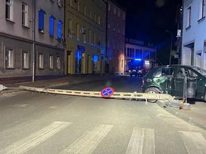 skoda która uległa wypadkowi po zderzeniu z budynkiem
